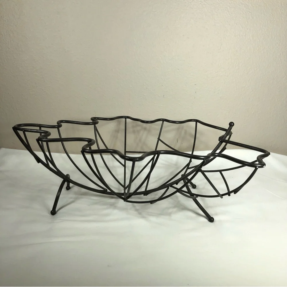 Metallic Sturdy & Durable Leaf Shaped Wire Fruit Basket Tabletop Decor
